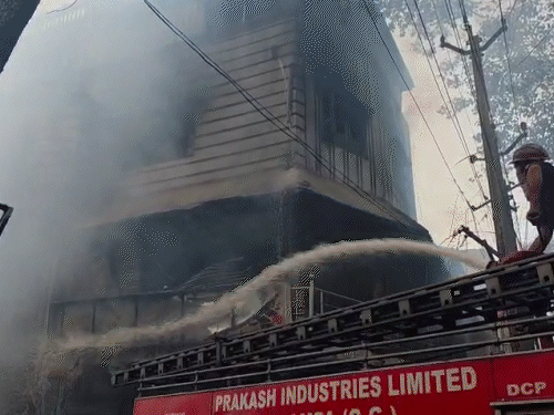 होमगार्ड की टीम फायर ब्रिगेड के साथ मौके पर पहुंची।