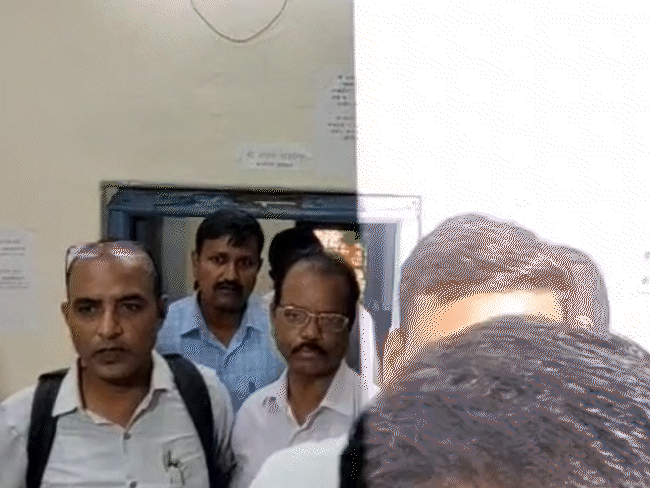 रिश्वत लेते हुए बाबू को रंगे हाथों गिरफ्तार किया। - Dainik Bhaskar