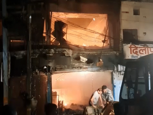 आग ने 3 दुकानों को अपनी चपेट में लिया।