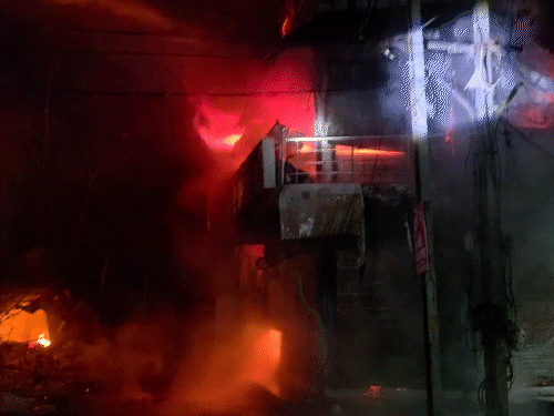 बॉम्बे शू हाउस में सबसे पहले आग लगी थी।