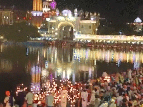 रंग-बिरंगी लाइटों से सजाया गया गोल्डन टेंपल।