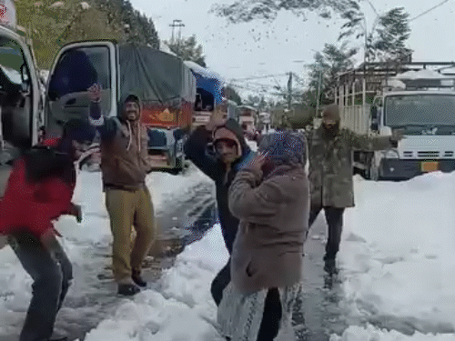 दारचा में बर्फ के बीच मौज मस्ती करते हुए टूरिस्ट।