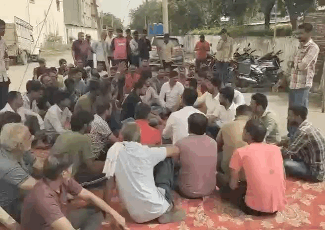 मुआवजे की मांग को लेकर श्रमिक धरने पर बैठे हैं।