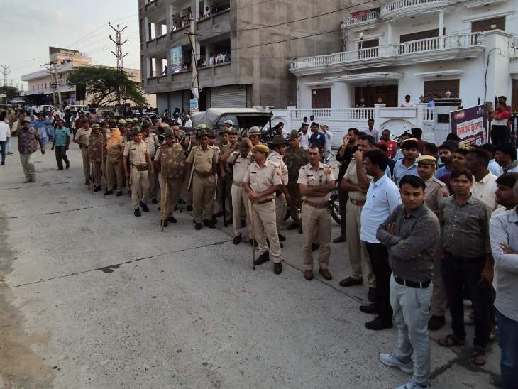 कार्रवाई के दौरान मौके पर भारी पुलिस बल तैनात रहा।