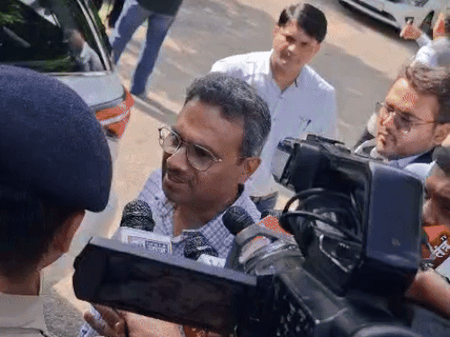 आयजी पूरण कुमार यांच्या पत्नीला भेटण्यासाठी आलेले मुख्य सचिव अनुराग रस्तोगी यांनी माध्यमांशी बोलताना सांगितले की, "आमचे सहकारी आता आमच्यात नाहीत आणि मी त्यापेक्षा जास्त काही सांगू शकत नाही."