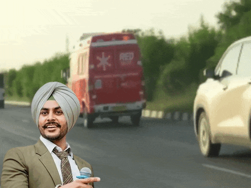 सिंगर राजवीर जवंदा का पार्थिव शरीर एंबुलेंस में लुधियाना ले जाया जा रहा है। इनसेट में राजवीर जवंदा की फोटो। - Dainik Bhaskar