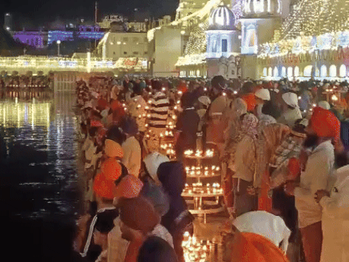 गोल्डन ​टेंपल में घी के एक लाख दीए जलाए गए हैं। - Dainik Bhaskar