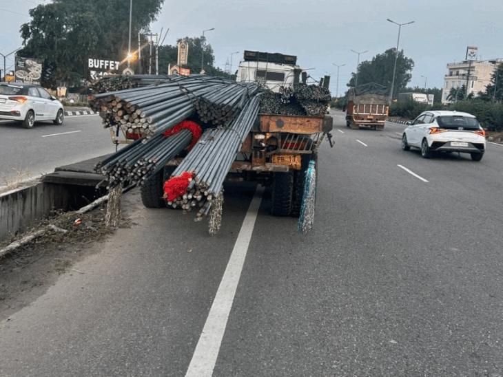 जालंधर-अमृतसर हाईवे पर हुए एक्सीडेंट के बाद मौके पर खड़ा ट्रक।