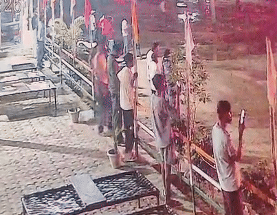 टँकर आणि ट्रकच्या टक्करनंतर, जवळून जाणारे लोक टक्करीचे व्हिडिओ काढत होते. जेव्हा सिलिंडर फुटू लागले तेव्हा ते जीव वाचवण्यासाठी पळाले.