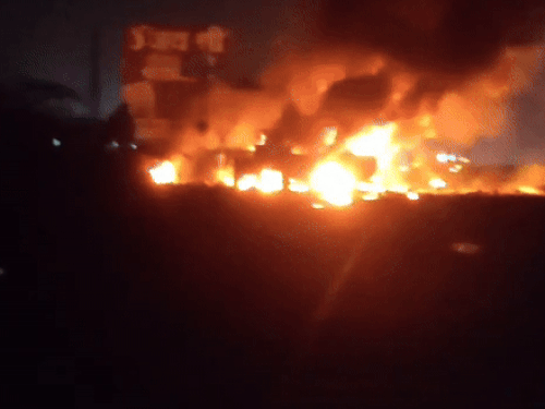 मोखमपुरा येथे झालेल्या अपघातात, आग काही मिनिटांतच सिलिंडरने भरलेल्या ट्रकजवळ उभ्या असलेल्या वाहनांमध्ये पसरली.