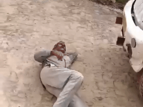 अजमेर में रूपनगढ़ के काठोदा गांव में जेईएन की गाड़ी के आगे लेटा ग्रामीण। बोला-मर जाऊंगा लेकिन स्मार्ट मीटर नहीं लगवाऊंगा