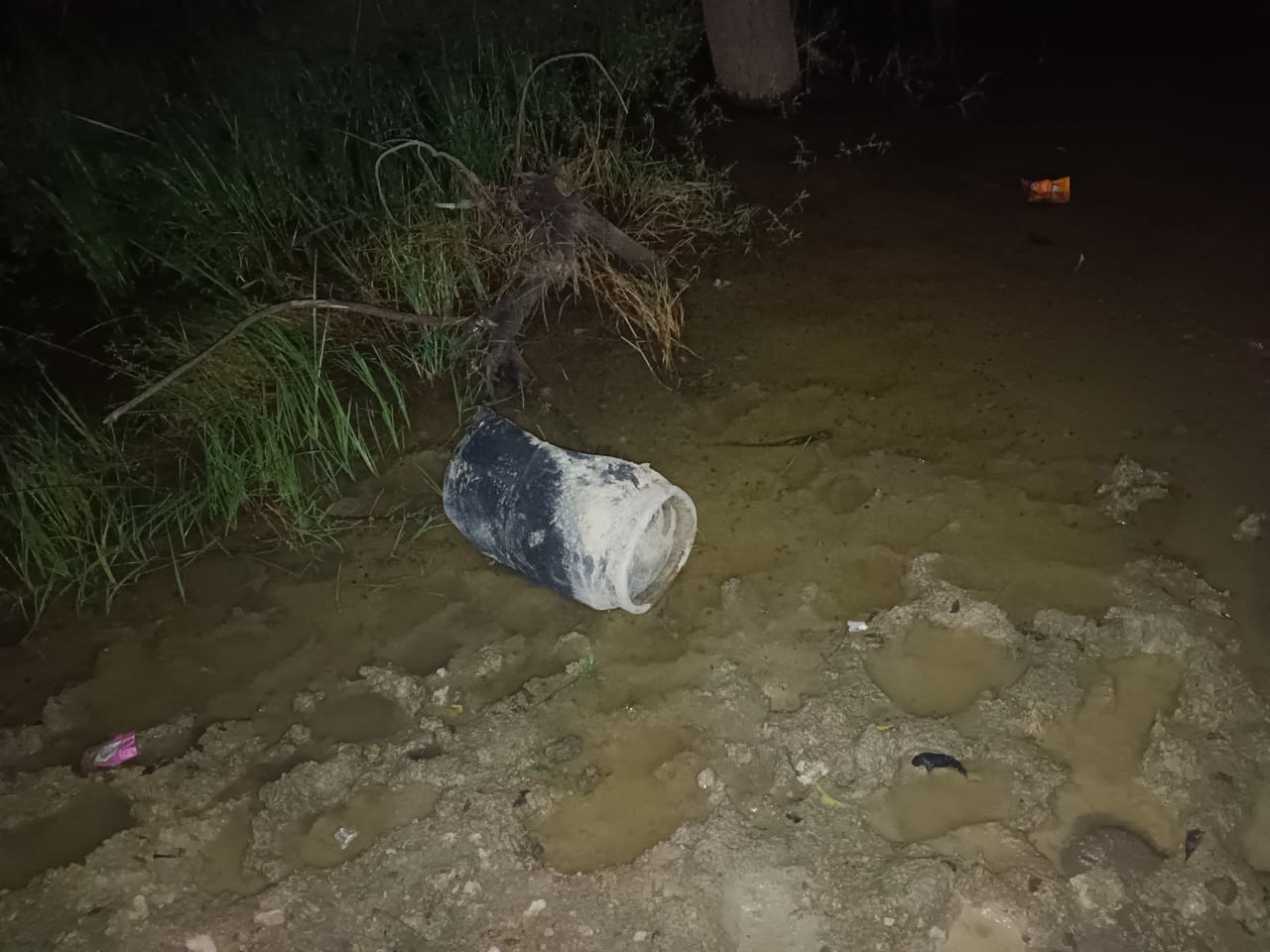 मौके पर पहुंचे अधिकारियों ने बताया कि आसपास के एरिया में जांच की जा रही है। काफी दूर-दूर तक सिलेंडर मिले हैं।