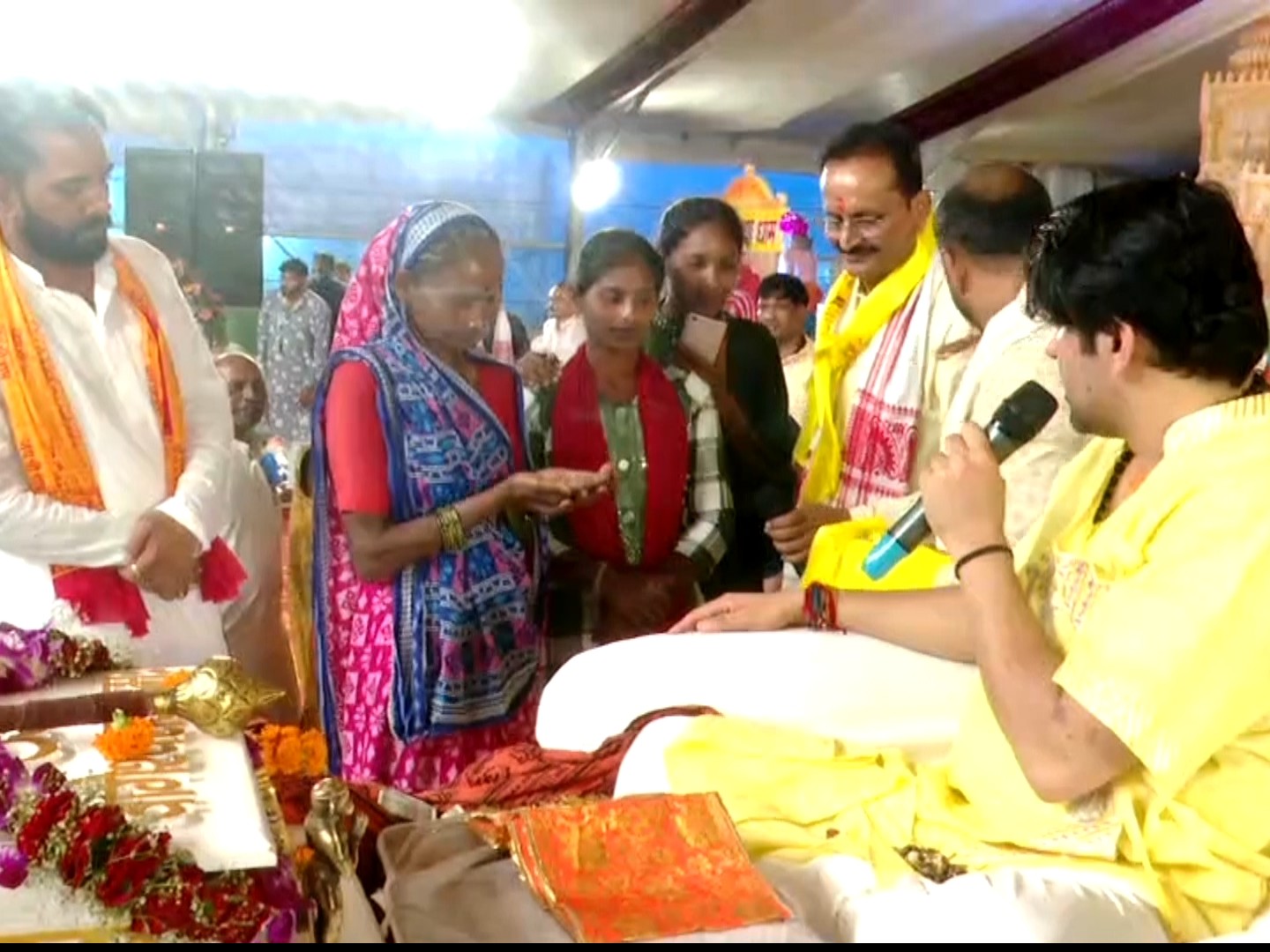 मंच पर बागेश्वर बाबा ने गंगाजल और तिलक के साथ स्वागत किया।