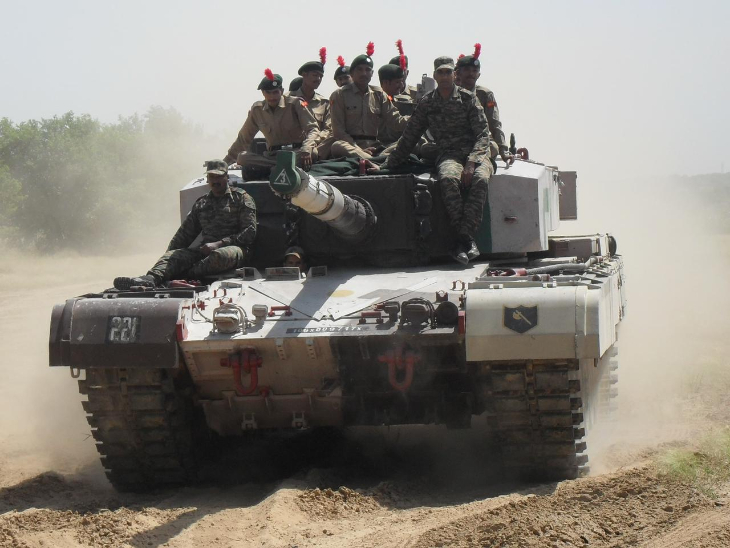 वहीं आर्मर्ड कोर में कैडेट्स को टैंक संचालन और आधुनिक युद्ध तकनीकों से परिचित कराया गया।