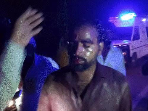 सिलेंडरों में ब्लास्ट के बाद उसके टुकड़े से एक युवक बुरी तरह जख्मी हो गया।