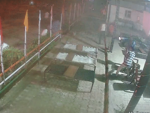 धमाके के बाद एक गैस सिलेंडर ट्रक में से उड़ता हुआ ढाबे के अंदर तक घुस गया। इस दौरान कुछ लोग ढाबे के अंदर बैठे हुए थे।