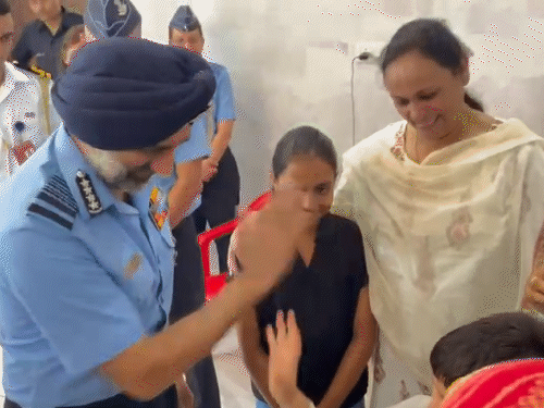 तस्वीर 12 अगस्त की है। जब वायु सेना प्रमुख एयर चीफ मार्शल अमर प्रीत सिंह शहीद सुरेंद्र मोगा के घर पहुंचे थे। उन्होंने शहीद के परिवार से मुलाकात की थी।