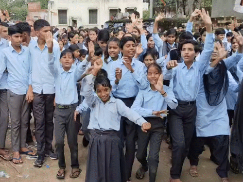 जश्न मनाते नाचते गाते स्कूल आ रहे थे छात्र उनके साथ स्कूल स्टाफ भी मौजूद था