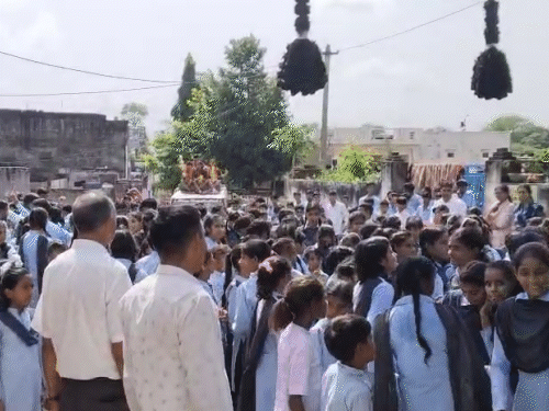 स्टेट लेवल हैंडबॉल चैंपियनशिप में जीत के बाद जश्न मनाते हुए स्कूल की तरफ जाते छात्र और टीचर