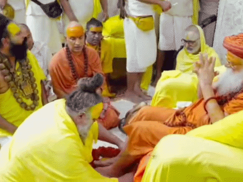 गुरु को फूल-माला अर्पित करत चरण वंदन करते प्रेमानंद महाराज।