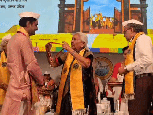 Governor Anandiben Patel called the students on the stage and wore them medals. Gave the title.