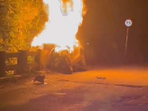 18 जुलाई की रात 1 बजे पुल की रेलिंग में तेज रफ्तार शीशे से कार में आग लग गई।