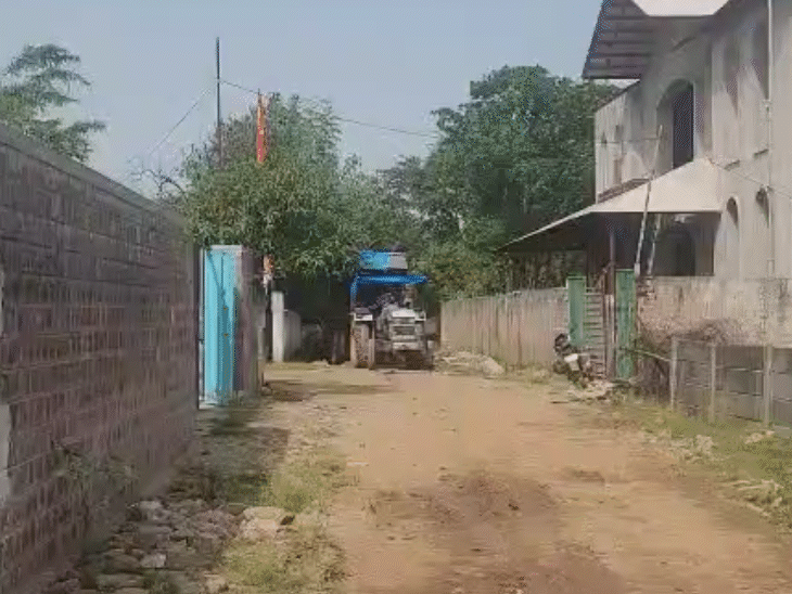 बड़ा तालाब के पास ही बने मकान।