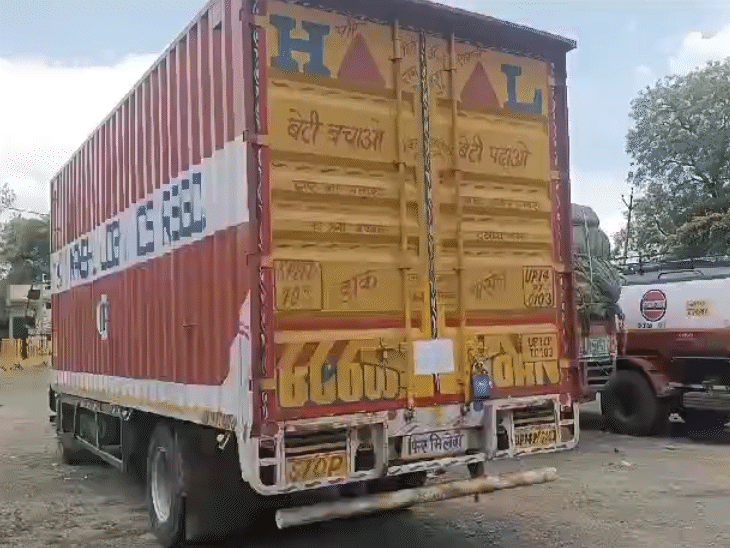 मेवाती र्गेग द्वारा इन कंटेनर में रखे सामान को चोरी करते हैं।