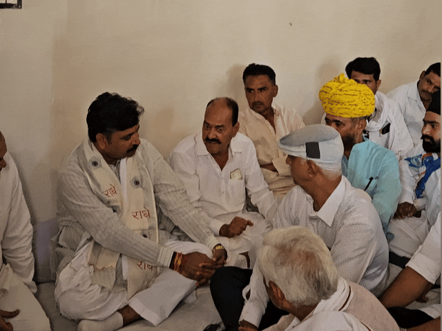 पूर्व विधानसभा अध्यक्ष गिर्राज प्रसाद तिवारी के निधन के बाद टीकाराम जुली उनके परिवार से मिलने पहुंचे।