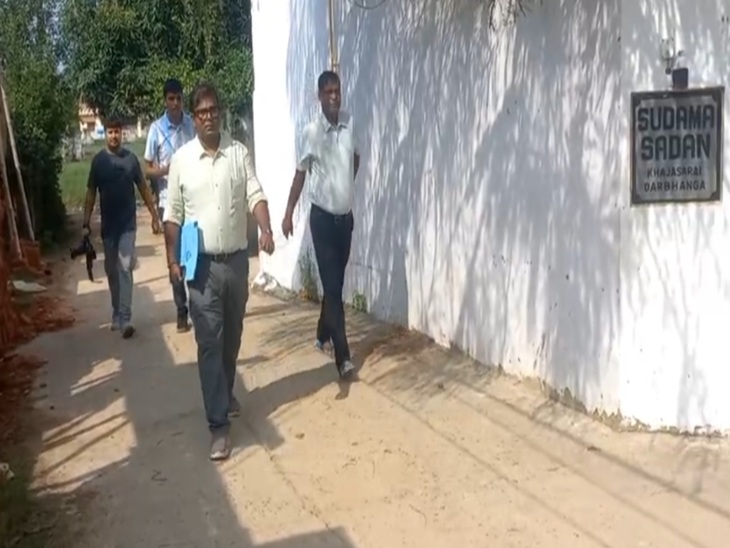 बिजली विभाग के इंजीनियर के घर विजिलेंस की छापेमारी:  आय से अधिक संपत्ति के आरोप, सोने-चांदी और जमीन-फ्लैट के कागजात भी मिले – Darbhanga News