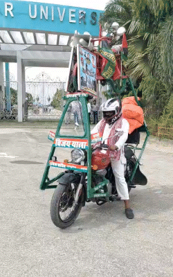 अखिलेश और आजम का समर्थक जौहर यूनिवर्सिटी के गेट पर खास बाइक से पहुंचा।