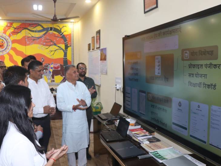 YES ऐप का उद्घाटन के दौरान मंत्री इंदर सिंह परमार।