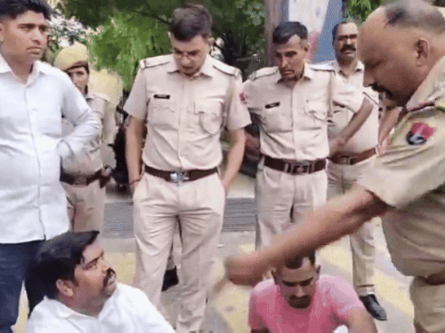हनुमानगढ़ में सीआई लक्ष्मण सिंह राठौड़ धरना दे रहे कुलदीप नरूका व अन्य को उठाकर थाने के अंदर ले गए।