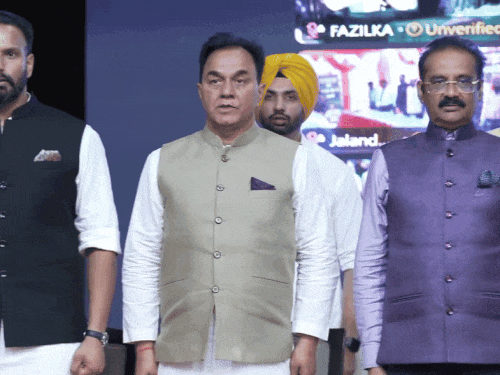 कार्यक्रम में राष्ट्रगान के दौरान खड़े सीएम मान, अरविंदर केजरीवाल, संजीव अरोड़ा व अन्य।