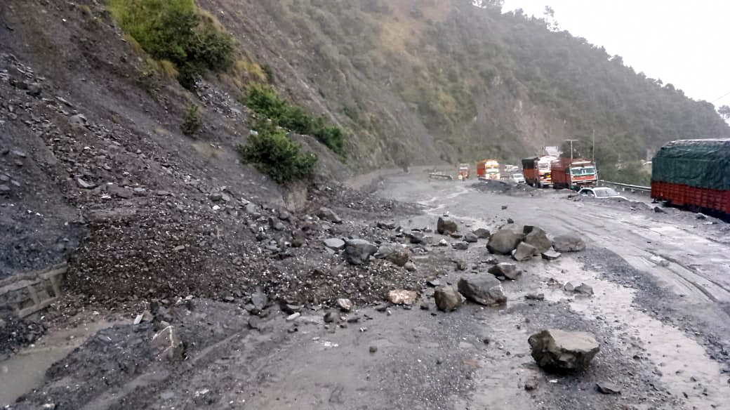 जम्मू-कश्मीर: उधमपुर में भारी बारिश के कारण भूस्खलन के बाद NH44 ब्लॉक हो गया।