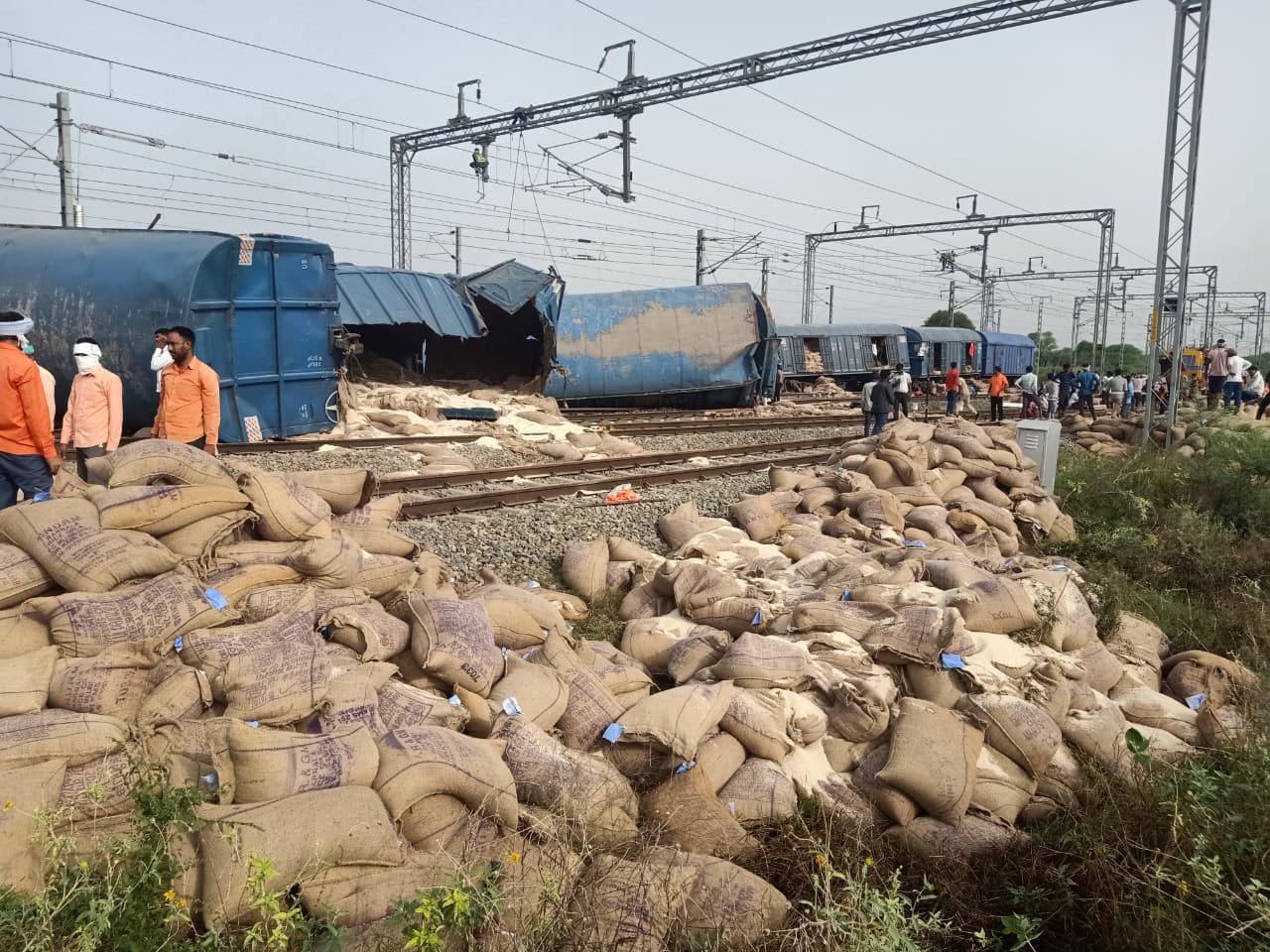 सीकर जिले के श्रीमाधोपुर न्यू रेलवे स्टेशन यार्ड के पास दुर्घटनाग्रस्त मालगाड़ी में चावल भरे कट्‌टे लोड थे। हादसे के बाद ट्रैक के किनारे डिब्बों को खाली किया गया।