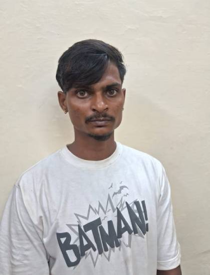 पुलिस ने एक युवक कार्तिक को भी पकड़ा है।