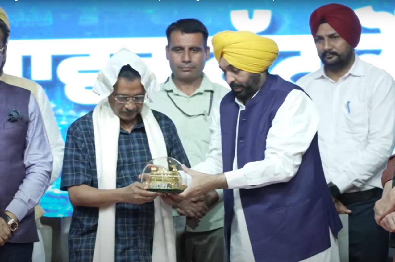 पंजाब सीएम भगवंत सिंह मान आप सुप्रीमो केजरीवाल को सम्मानित करते हुए।