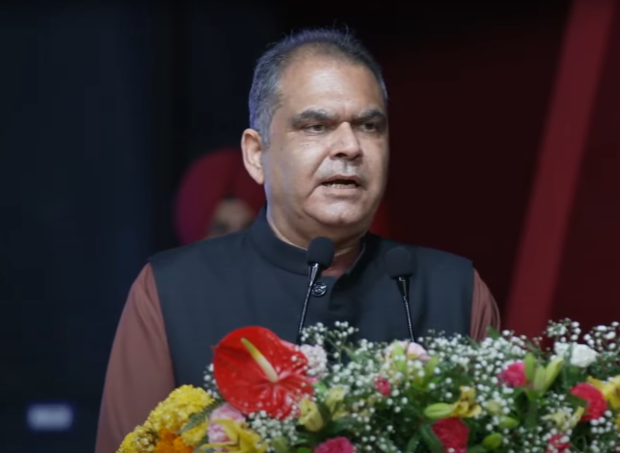 मंत्री अरोड़ा लोगों को संबोधित करते हुए।