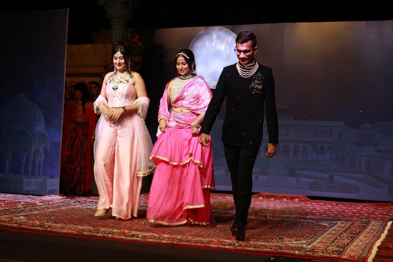 पारंपरिक ब्राइडल लहंगों से हटकर मॉडर्न सैंगीत, कॉकटेल पार्टियों और फेस्टिव सेलिब्रेशन के लिए फ्यूजन फैशन की नई दिशा दिखाई।
