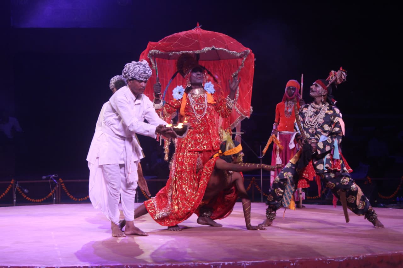 राजस्थान का गवरी नृत्य अपनी पौराणिक कथाओं और देव-लोक परंपराओं की झलकियों से दर्शकों को आध्यात्मिक अनुभव कराता रहा।