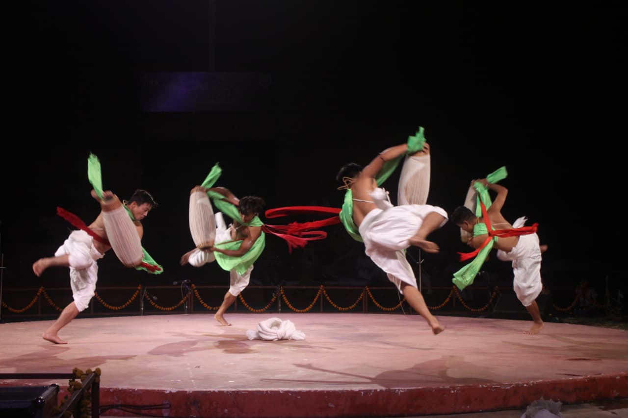 मणिपुर का पुंग चोलम और ढ़ोललचोलम नृत्य हुआ, जहां ढोल की लय और घूमते हुए कलाकारों की अद्भुत तालमेल ने मंच को रोमांचित कर दिया।