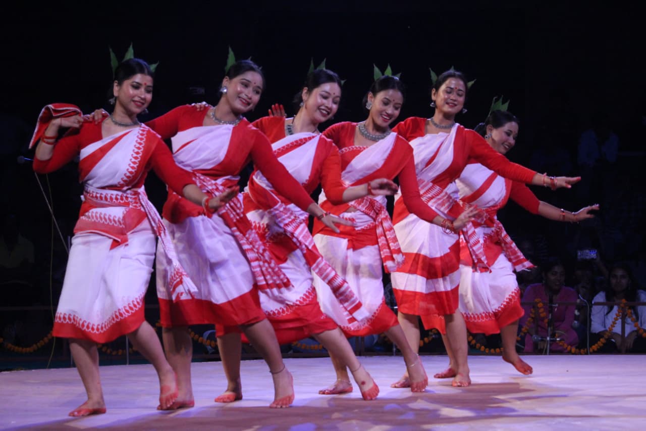 असम का झूमूर नृत्य ‘टी ट्राइब्स’ की श्रमशील संस्कृति और उल्लास का प्रतीक रहा, मदल की लय पर कलाकारों ने खेतों और चाय बागानों के जीवन की झलक दिखाई।