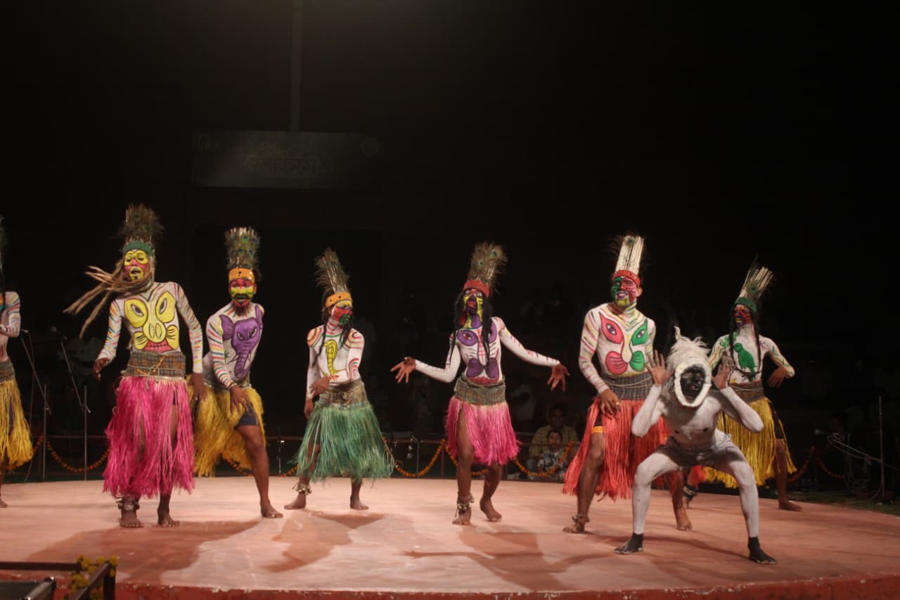 सहरिया नृत्य ने जनजातीय जीवन की सहजता और सामूहिक आनंद को दर्शाया।