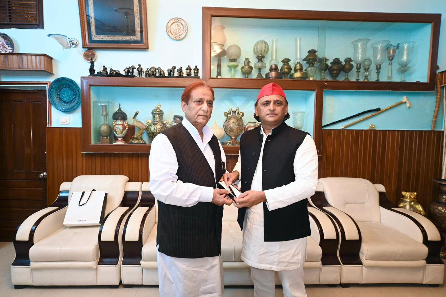 आजम खान के घर पहुंचे सपा प्रमुख अखिलेश यादव ने उन्हें पेन और डायरी गिफ्ट की।