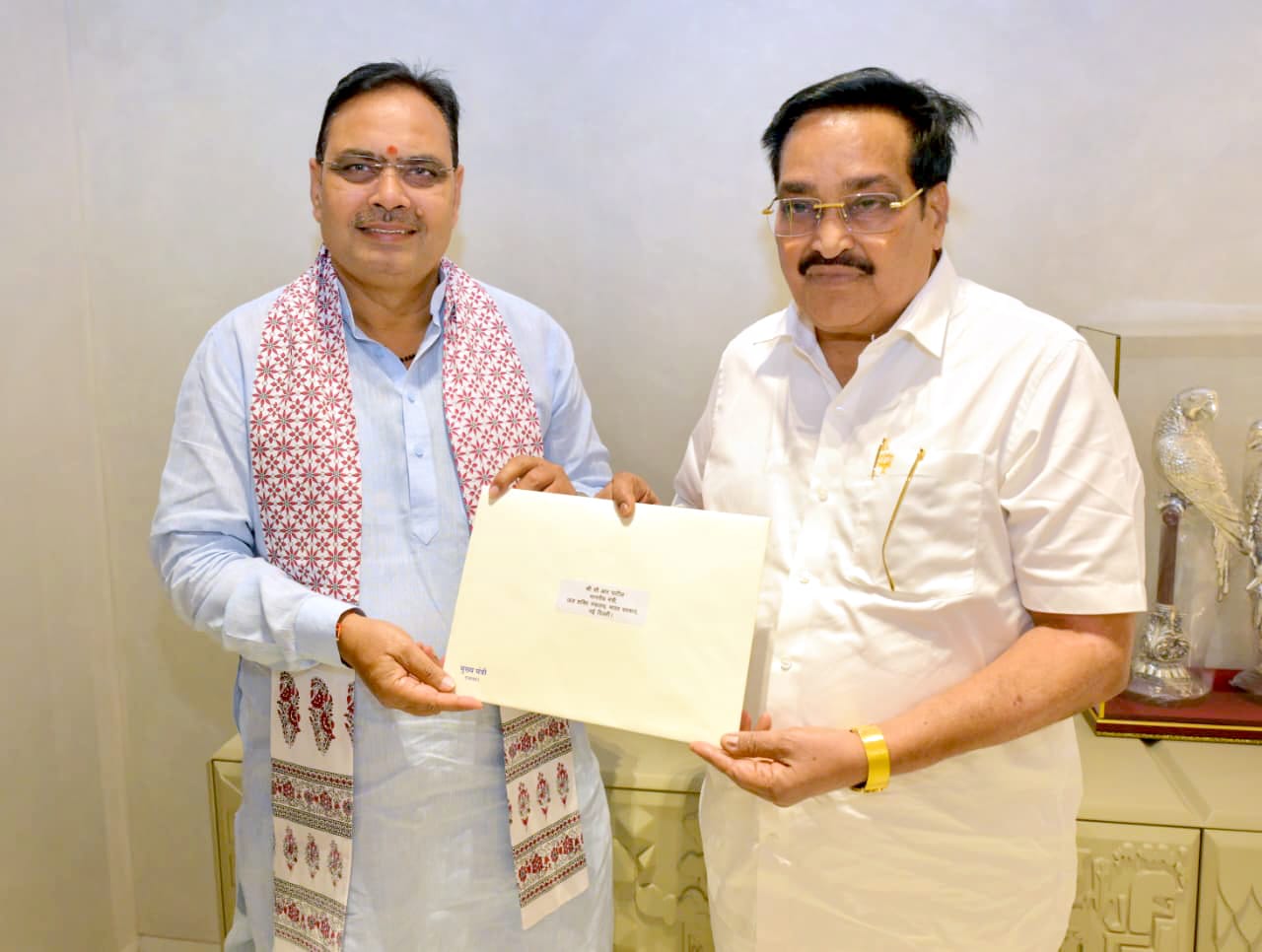 सीएम ने 10 दिसम्बर को आयोजित होने वाले प्रवासी राजस्थानी दिवस को लेकर केन्द्रीय मंत्री सीआर पाटिल को आमंत्रित भी किया।