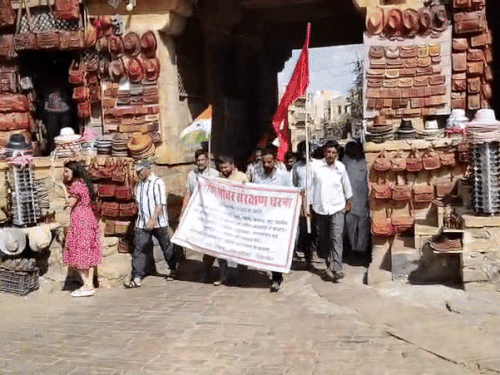 भगवान लक्ष्मीनाथ जी के मंदिर तक नंगे पैर पदयात्रा भी पर्यावरण प्रेमियों ने की।