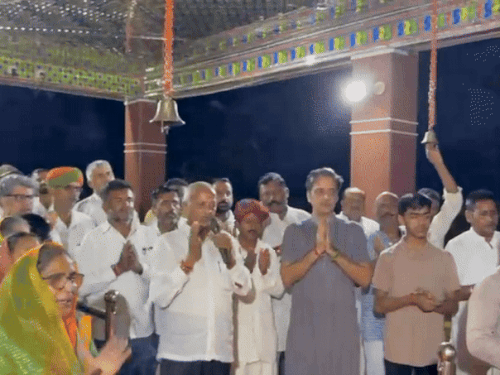 भगवान गणेश के चूंधी मंदिर में भी आरती कर प्रशासन को सद्बुद्धि की प्रार्थना की थी।