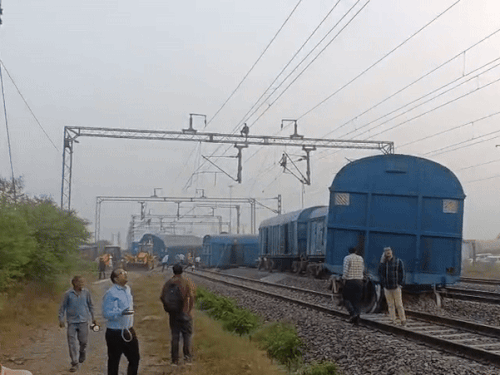 सीकर जिले के श्रीमाधोपुर न्यू रेलवे स्टेशन यार्ड के पास मंगलवार रात करीब सवा ग्यारह बजे मालगाड़ी पटरी से उतर गई थी। आनन-फानन रेलवे के अधिकारी मौके पर पहुंचे।