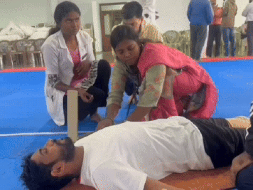 सूर्य नमस्कार के बाद संदीप का बीपी व अन्य जांच करते वैज्ञानिक।